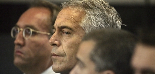 Jeffrey Epstein (uprostřed) během soudního líčení.