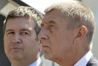 Zleva vicepremiér Jan Hamáček (ČSSD) a předseda vlády Andrej Babiš (ANO).
