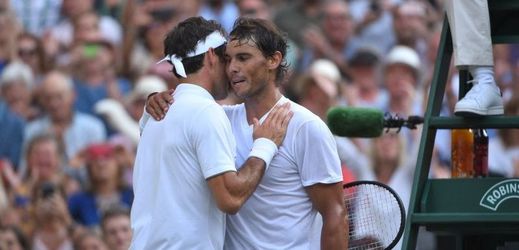 Rafael Nadal gratuluje Rogeru Federerovi k vítězství ve vzájemném zápase ve Wimbledonu.