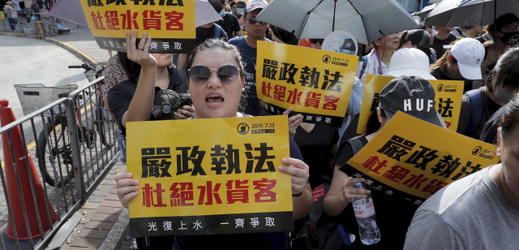 Demonstranti v Hongkongu protestovali proti bezcelnímu obchodu.