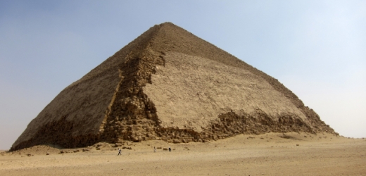 Lomená pyramida patří mezi nejstarší a nejzachovalejší v Egyptě.