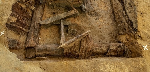 Archeologové našli dřevěné pozůstatky středověkých konstrukcí.