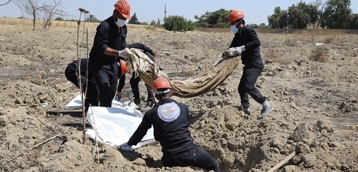Z masového hrobu u syrské Rakky zatím vyzvedli 313 těl.