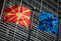 Vlajky Severní Makedonie a Evropské unie. 