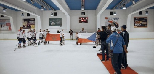 Snímek z filmu Letní hokej.