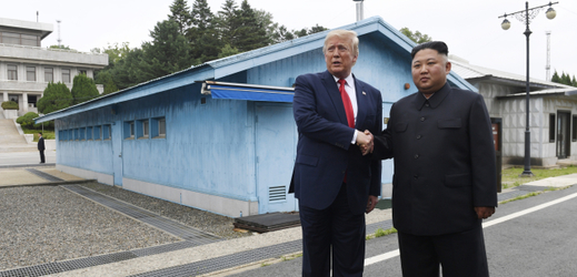 Zleva Donald Trump a Kim Čong-un. 