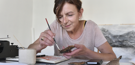 Francouzská výtvarnice Nicole Pérignonová při přípravě výstavy Charivari.