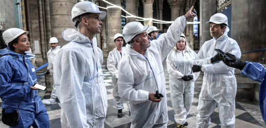 Philippe Villeneuve (uprostřed) konzultuje tři měsíce po nehodě plán oprav katedrály.