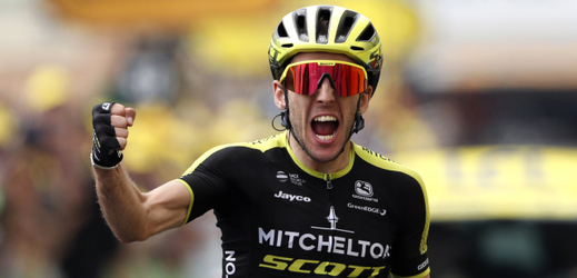Britský jezdec Simon Yates oslavuje triumf v cíli 12. etapy Tour de France.