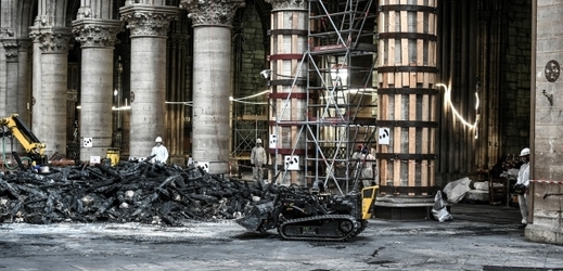 Pracovníci opravující katedrálu Notre-Dame po rozsáhlém požáru.