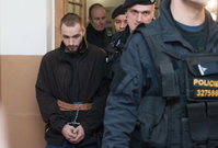 Jeden ze dvou mužů podezřelých z přepadení čerpací stanice v Nelahozevsi na Mělnicku, při kterém byla zavražděna čerpadlářka, odchází v doprovodu policisty 17. ledna 2019 ze soudní síně Okresního soudu v Mělníku, který rozhodoval o jeho vzetí do vazby.