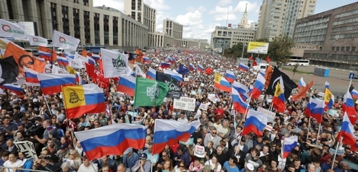V Moskvě demonstrovalo 10 tisíc lidí za spravedlivé volby.