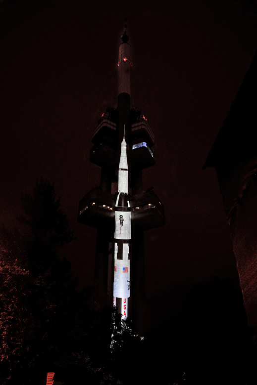 Žižkovská věž se proměnila v raketu a odletěla.
