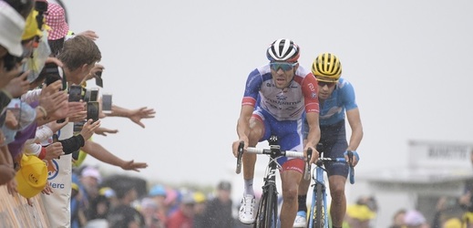 Thibaut Pinot sprintuje společně s Mikelem Landou do cíle patnácté etapy Tour de France.