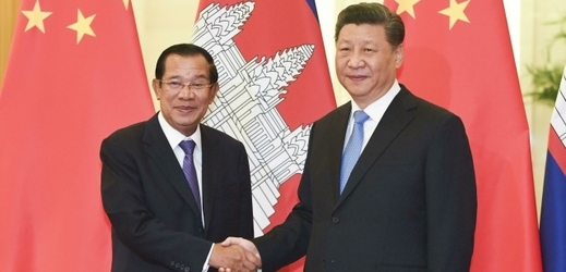 Zleva kambodžský premiér Hun Sen a čínský prezident Si Ťin-pching.