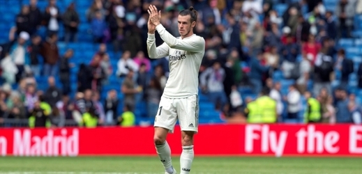 Gareth Bale tleská fanouškům po utkání s Levante v minulém ročníku španělské ligy.