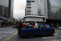 Obyvatelé Caracasu při výpadku elektřiny.