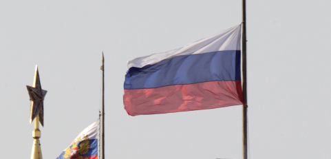 Ruská vlajka na půl žerdi.