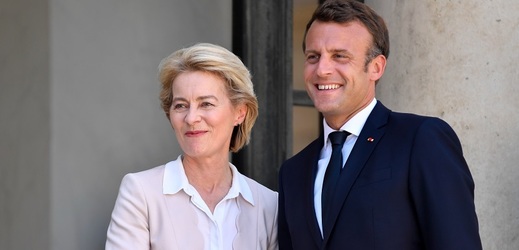 Emmanuel Macron po boku Ursuly von der Leyenové.