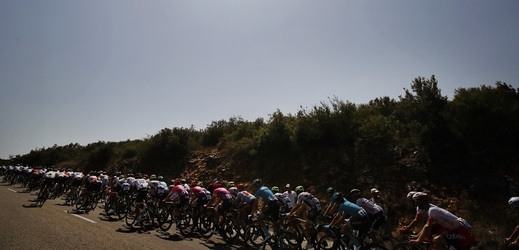 Cyklisté na Tour de France se musí potýkat i s velkými vedry během etap.