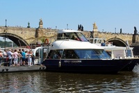 Také Praha bojuje proti turistům. Karlův most je jedním z nejnavštěvovanějších míst.