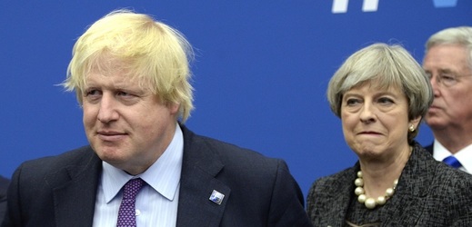 Theresa Mayová si nechala ujít úvodní projev svého nástupce Borise Johnsona (vlevo).