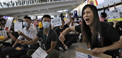 Demonstranti na hongkongském letišti.