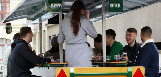 Zákaz tzv. pivních kol v Praze se zdrží kvůli námitce