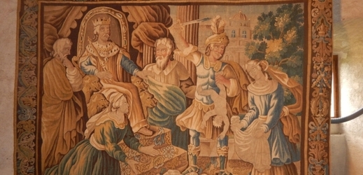 Rozměrná tapiserie o rozměrech 260 krát 340 centimetrů z roku 1700, znázorňující biblickou scénu Šalamounova soudu.