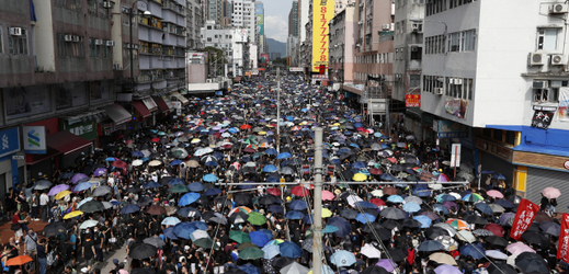 Tisíce lidí zaplnily ulice Hongkongu.