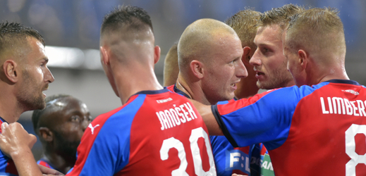 Hráči Plzně se radují z gólu, uprostřed autor branky Michael Krmenčík.