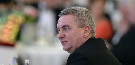 Hradní kancléř Vratislav Mynář zdůraznil, že výkonné funkce ve svých firmách převedl po vstupu na Pražský hrad na jiné osoby.