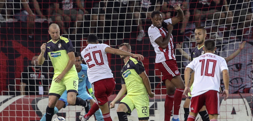 Hráči Olympiakosu se snaží o skórování po jednom ze závarů před plzeňskou brankou.