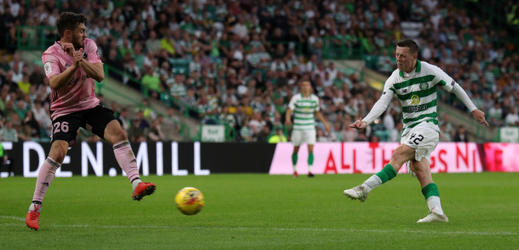 Hráč Celticu Callum McGregor střílí proti Nomme Kalju.