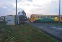 Srážka kamionu s vlakem na několik hodin ochromila dopravu. Deset lidí bylo zraněno.