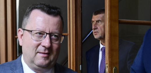 Premiér Andrej Babiš (vpravo) a končící ministr kultury Antonín Staněk vystoupili 31. července 2019 na tiskové konferenci v Praze.