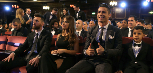 Lionel Messi (vlevo s manželkou) a Cristiano Ronaldo. 