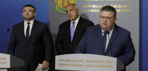 Nejvyšší žalobce Sotir Cacarov (vpravo) dostal Plamena Georgieva na seznam vyšetřovaných.