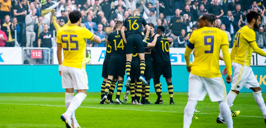 Per Karlsson se spoluhráči z AIK Stockholm slaví gól do sítě Mariboru.