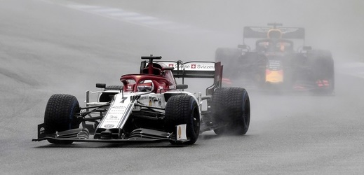 Kimi Räikkönen (v popředí) dostal třicetisekundovou penalizaci za nepovolené použití spojky.
