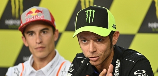 Motocyklový závodník Valentino Rossi (vpravo).