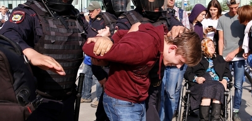 Zatýkání lidí v Moskvě. 