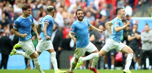 Fotbalisté Manchesteru City se radují ze zisku Superpoháru.