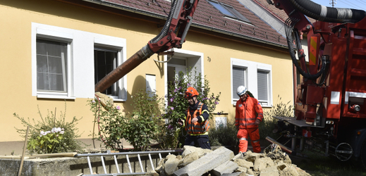 Hasiči a záchranáři 5. srpna 2019 ve Velkých Pavlovicích na Břeclavsku pokračovali ve vyprošťování šestadvacetiletého muže, kterého zasypala zemina ve studni v hloubce asi deset metrů.
