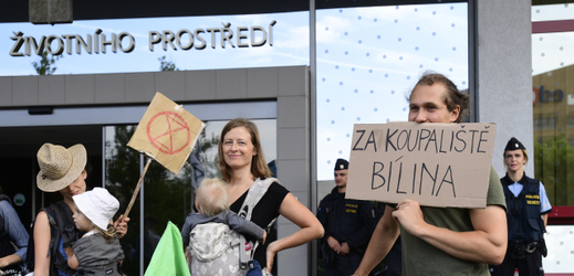 Zhruba dvě desítky lidí protestují 6. srpna 2019 před budovou ministerstva životního prostředí v pražských Vršovicích.