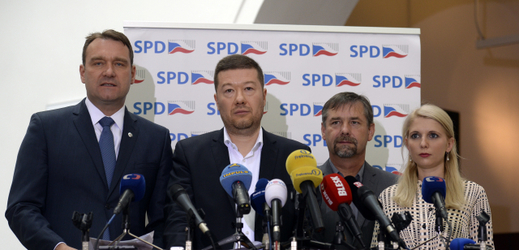 Zleva předseda poslaneckého klubu SPD Radim Fiala, předseda Tomio Okamura a poslanci Radek Koten a Lucie Šafránková.