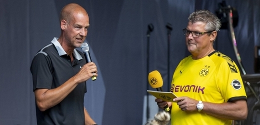 Norbert Dickel (vpravo) při rozhovoru se šéfem klubu Carstenem Cramerem.