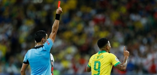 Brazilec Gabriel Jesus dostává červenou kartu.