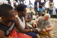Loď se 121 africkými migranty u Lampedusy navštívil herec Gere.