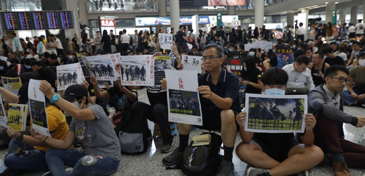 Protest na letišti v Hongkongu.